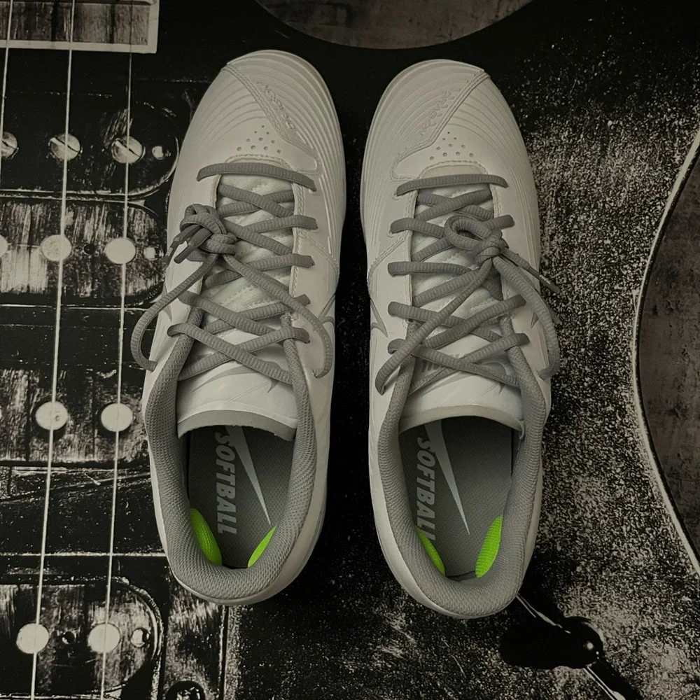 NIB Nike Cleats - Picture 2 of 5